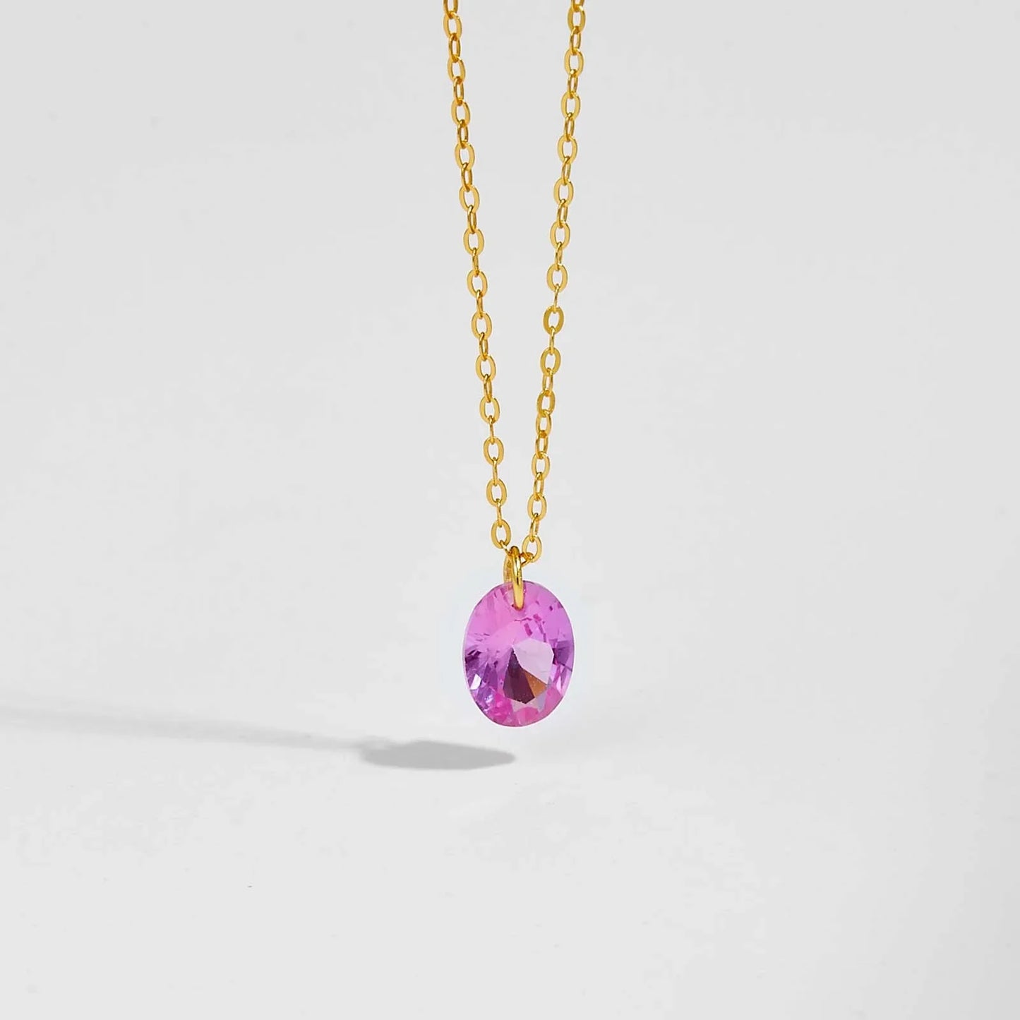 Collar de plata de ley bañado en dorado con piedra rosa
