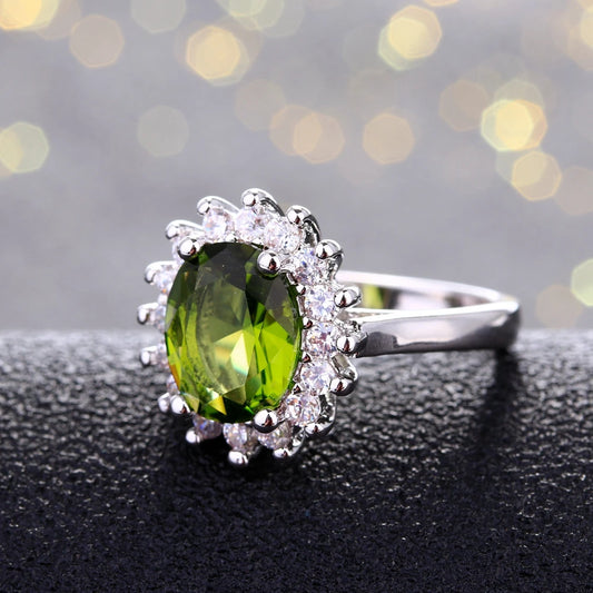 Anillo de plata de ley con piedra verde
