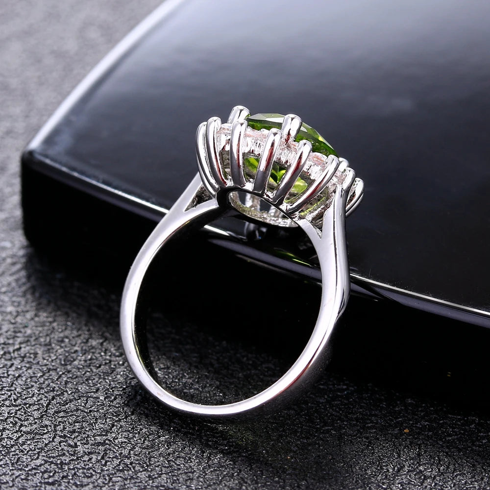 Anillo de plata de ley con piedra verde
