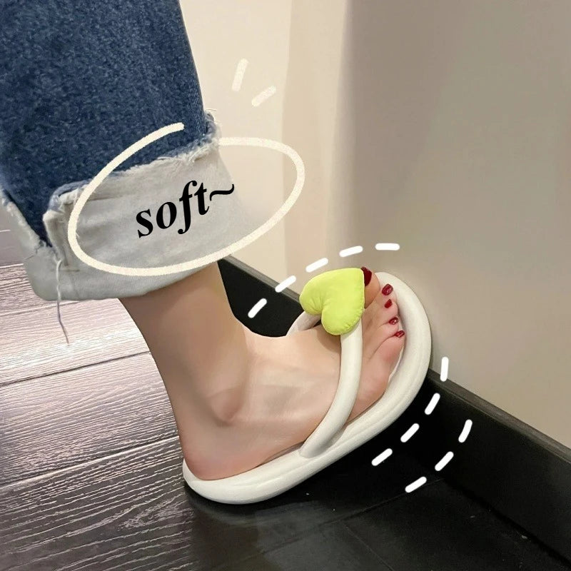 Chanclas de verano fluorescentes con corazón