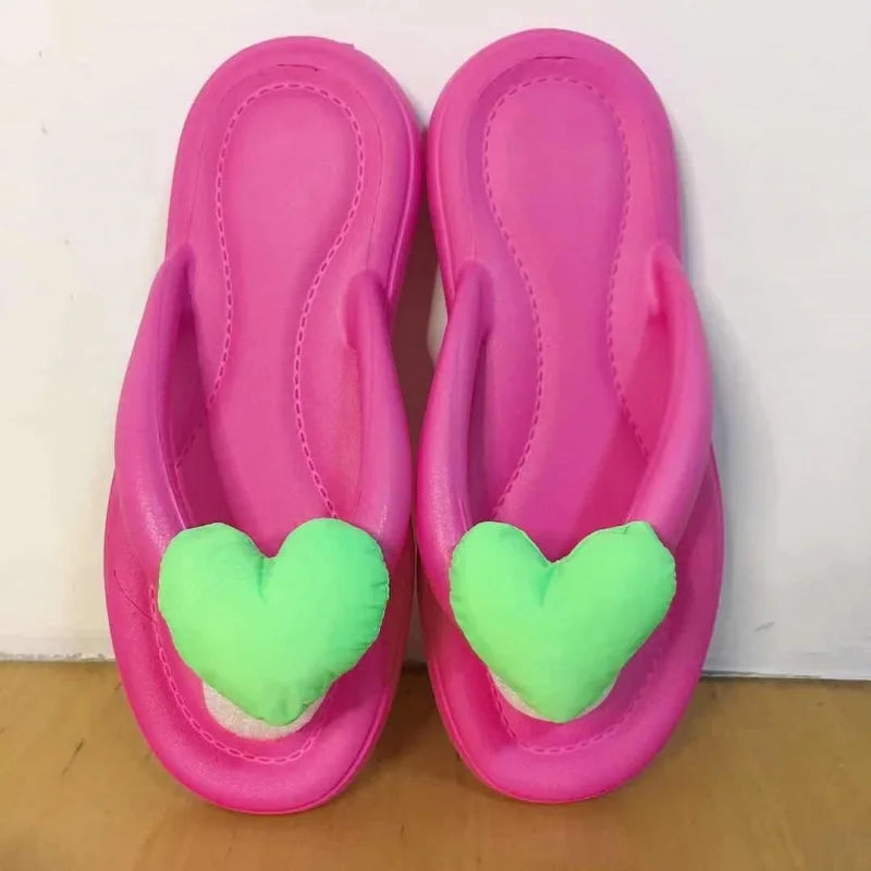 Chanclas de verano fluorescentes con corazón