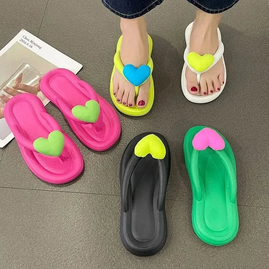 Chanclas de verano fluorescentes con corazón