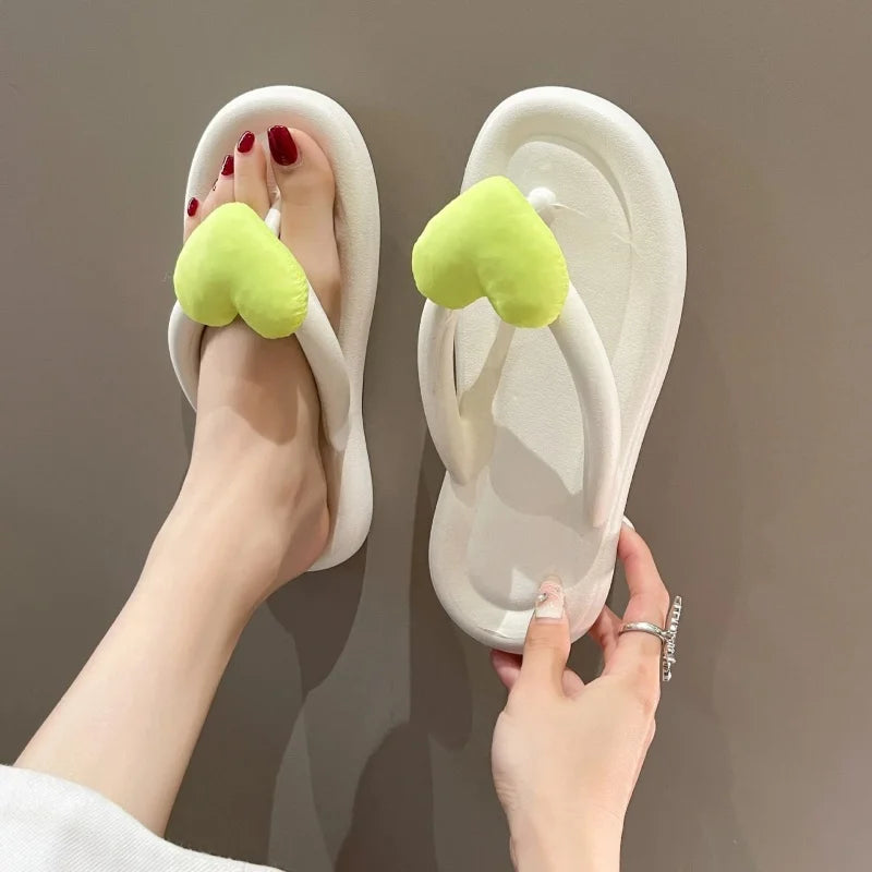 Chanclas de verano fluorescentes con corazón