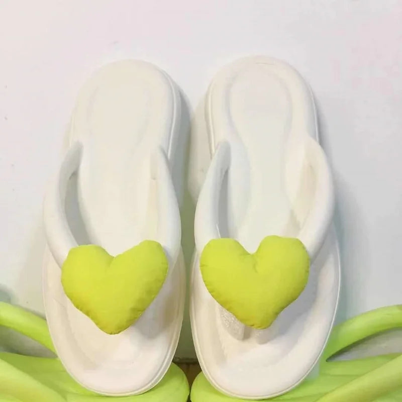 Chanclas de verano fluorescentes con corazón