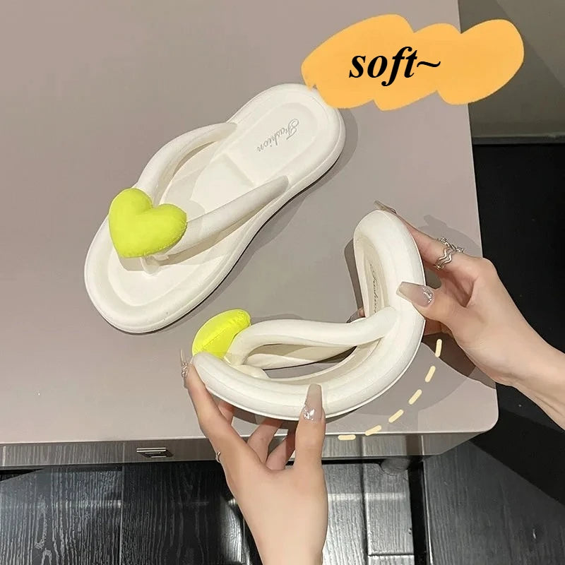 Chanclas de verano fluorescentes con corazón