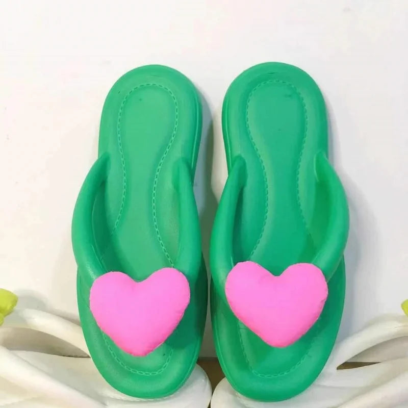 Chanclas de verano fluorescentes con corazón