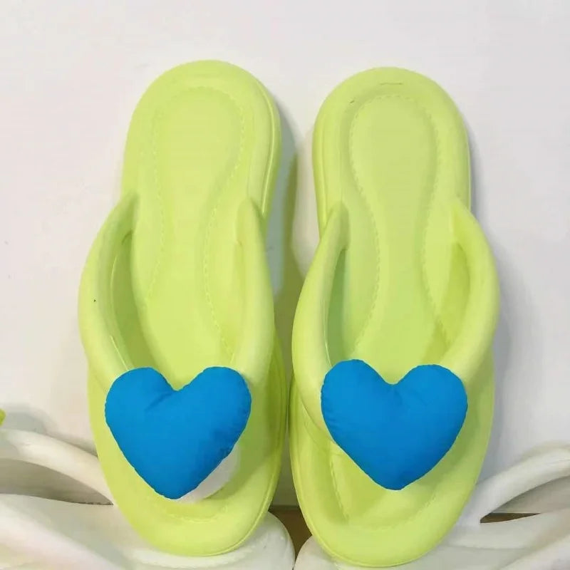 Chanclas de verano fluorescentes con corazón