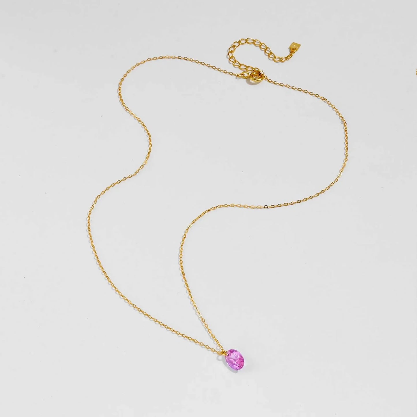 Collar de plata de ley bañado en dorado con piedra rosa