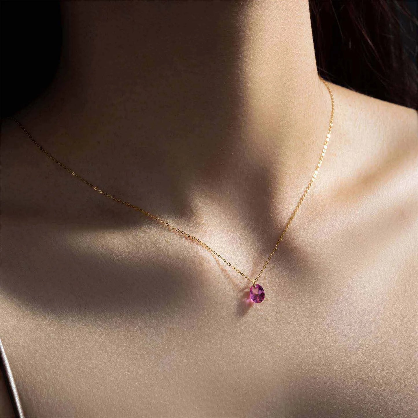 Collar de plata de ley bañado en dorado con piedra rosa