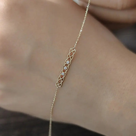 Pulsera dorada con diamentes